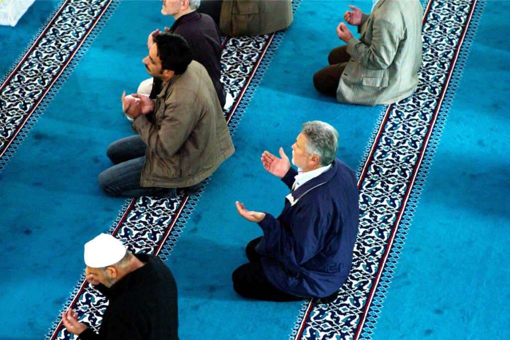 Gläubige Muslime beten während des Fastenmonats Ramadan in der Sehitlik Moschee in Berlin das Mittagsgebet (Dhuhr).