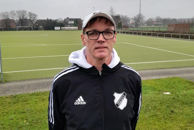 Vinnums Co-Trainer Thorsten Rosenberger ist sauer über eine Elfmeterentscheidung im Spiel am Sonntag.