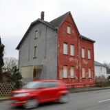 Das markante rote Haus an der Werner Straße steht zum Verkauf.