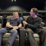 CineStar Theaterleiter zeigt den neuen luxus Kinosaal
