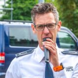 Die Montage zeigt ein Feuerwehrauto, auf dem in Feuerwehrmann steht. Rechts im Bild ist Dattelns stellv. Feuerwehrchef zu sehen.