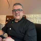 Links das Roncalli-Zirkuszelt, rechts Recklinghäuser Gastronom Foad Salehi