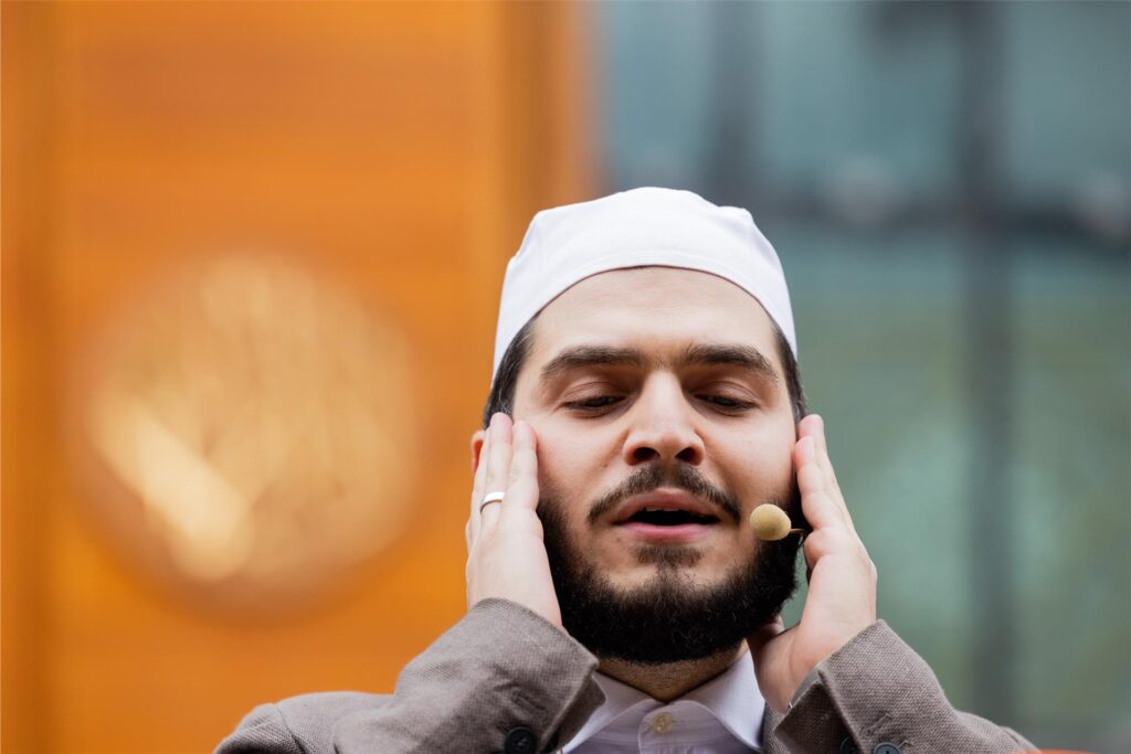 Muezzin Mustafa Kader, Imam der Zentralmoschee der DITIB in Köln, ruft Muslime zum Gebet.