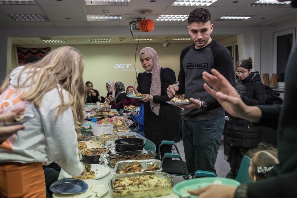 Junge Muslime beim Iftar, dem Mahl am Abend während des Fastenmonats Ramadan.