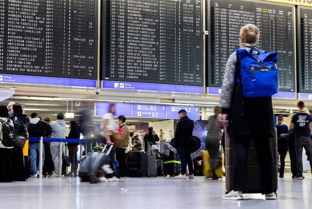 Passagiere in der Abflughalle am Flughafen Frankfurt.