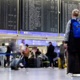 Passagiere in der Abflughalle am Flughafen Frankfurt.