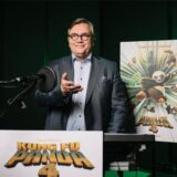 Entertainer Hape Kerkeling steht neben einem Plakat zum neuen Film „Kung Fu Panda 4“.