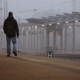 Ein Mann wartet im Hauptbahnhof auf einen Zug.