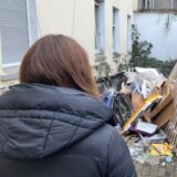 Zwei Frauen schauen auf einen Müllberg.