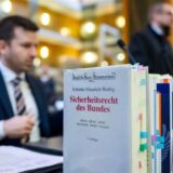 Blick auf den Tisch der Anwälte der AfD im nordrhein-westfälischen Oberverwaltungsgericht Münster