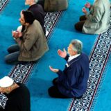 Gläubige Muslime beten während des Fastenmonats Ramadan in der Sehitlik Moschee in Berlin das Mittagsgebet (Dhuhr).