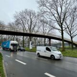 Soll die Brücke, die als Übergang zu Messe und Stadion genutzt wird, zusätzlich eine Fußgängerampel erhalten, die den Verkehr auf der stark befahrenen B1 bremst?
