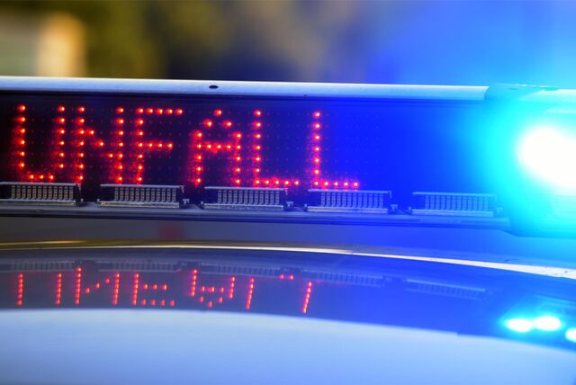 Dach eines Polizeiautos mit eingeschaltetem Blaulicht und der Aufschrift „Unfall“
