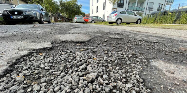 Schlaglöcher übersäen die Straße am ehemaligen Habinghorster Marktplatz. Der Habinghorster Markt ist eine der schlechtesten Straßen in Castrop-Rauxel. Seit Jahren schon.