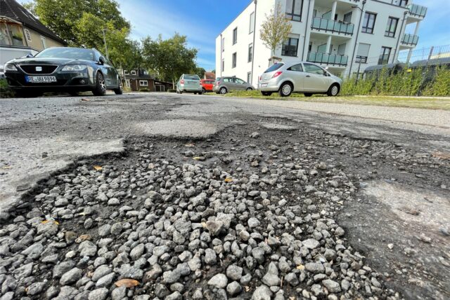 Schlaglöcher übersäen die Straße am ehemaligen Habinghorster Marktplatz. Der Habinghorster Markt ist eine der schlechtesten Straßen in Castrop-Rauxel. Seit Jahren schon.
