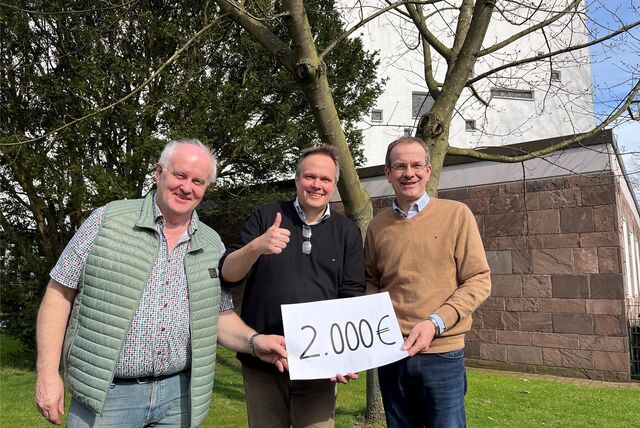 Willi Deckling und Christoph Sebbel (r.) überreichten Pfarrer Michael Ostholthoff 2000 Euro für das Kirchenasyl.