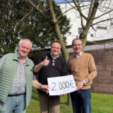 Willi Deckling und Christoph Sebbel (r.) überreichten Pfarrer Michael Ostholthoff 2000 Euro für das Kirchenasyl.
