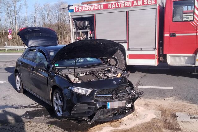 Unfallauto steht auf Sythener Straße in Haltern am See