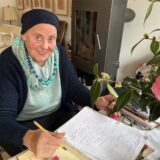 Erika Reichert-Maja mit ihren Aufzeichnungen über Tisa von der Schulenburg