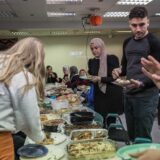 Junge Muslime beim Iftar, dem Mahl am Abend während des Fastenmonats Ramadan.