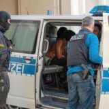 Bundespolizisten nehmen im Rahmen einer Razzia im Rotlichtmilieu mutmaßliche Prostituierte in Gewahrsam (Symbolbild).
