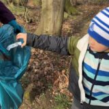 Ein Kind des Katholischen Kindergarten St. Laurentius entsorgt Müll aus dem „Hexenwald“ und trägt etwas zur Ausbeute der Besentage 2024 bei.