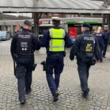 Polizeibeamte laufen über den Europaplatz am Busbahnhof in Recklinghausen