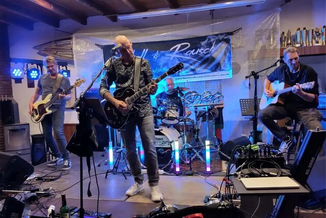 Als Ersatzband treten beim HOTrockt-Festival „Schall und Rausch“ auf.