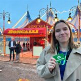 Redakteurin Janine Jähnichen erwartet die Premierengäste mit dem Mikrofon vor dem Zelt des Circus Roncalli.