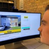 Ein Mann schaut sich im Internet Hausangebote auf einem Immobilienportal an.