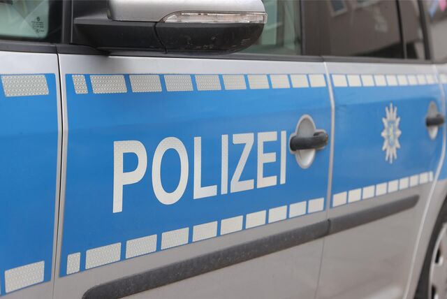 Auf einem Polizeifahrzeug warnt eine Leuchtschrift vor einer Unfallstelle.