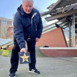 Theo Redder hält das Modell für seinen Stern.