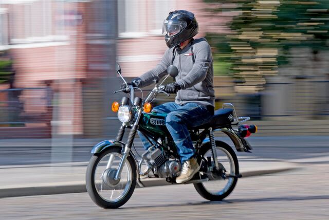 Mann auf einem Moped