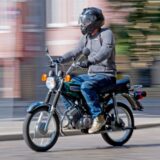 Mann auf einem Moped