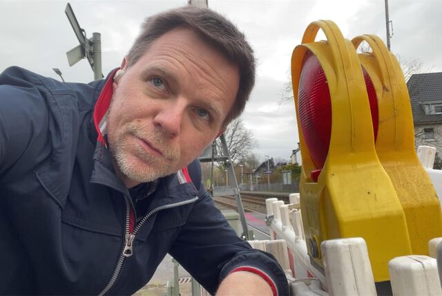 Unser Reporter Tobias Weckenbrock an der Bahnstrecke der RB43: Hier stehen Sperrungen an.