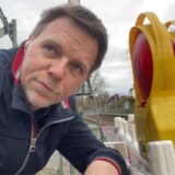 Unser Reporter Tobias Weckenbrock an der Bahnstrecke der RB43: Hier stehen Sperrungen an.