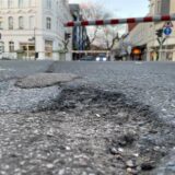 Die Obere Münsterstraße unweit der Bahnlinie in der Castroper Altstadt ist übersät von Schlaglöchern.