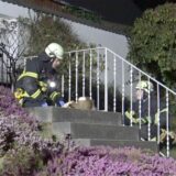 Zwei Feuerwehrmänner hocken neben dem Reh.