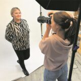 Lotte Ostermann fotografiert eine Frau