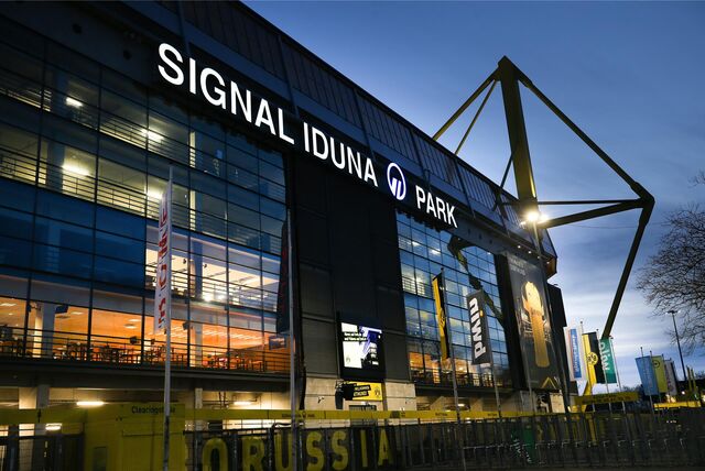 Der Signal Iduna Park von außen am Abend.