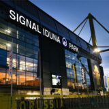 Der Signal Iduna Park von außen am Abend.