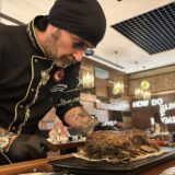 Küchen-Chef Umut Aydin beim Filetieren des Asado auf einem Servierwagen.