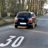 Tempo 30-Piktogram auf einer Wohnstraße