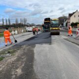 Neuer Asphalt wird auf der B54 aufgetragen.