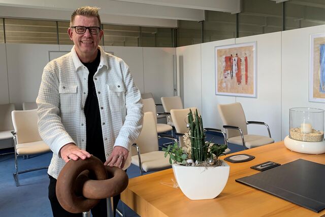 Der bekannte Castrop-Rauxeler Jörg Schlösser steht im Trauzimmer des Rathauses von Castrop-Rauxel. Dort, am Europaplatz, wird er ab September als Standesbeamter Ehepaare trauen.