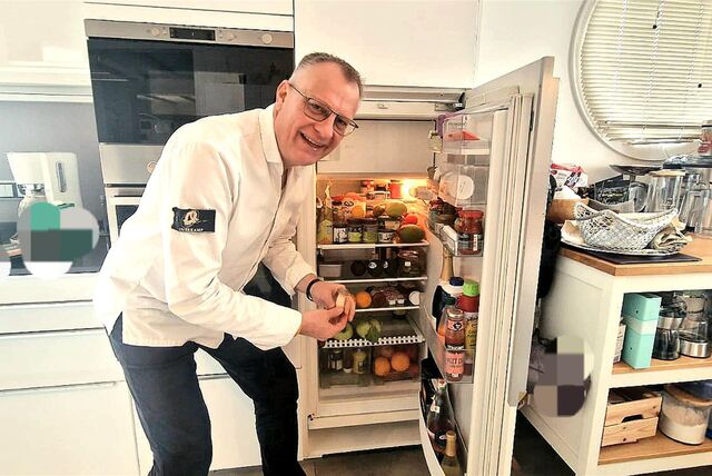 Auf der Suche nach „schreienden Lebensmitteln“, die auf den Zweck ihres Daseins warten: Koch Günther Overkamp durchforstet seinen privaten Kühlschrank. „Es landet viel zu viel unnötig im Müll“, sagt er. Unter anderem, weil das Mindesthaltbarkeit-Datum missverstanden wird.