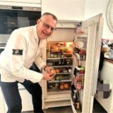 Auf der Suche nach „schreienden Lebensmitteln“, die auf den Zweck ihres Daseins warten: Koch Günther Overkamp durchforstet seinen privaten Kühlschrank. „Es landet viel zu viel unnötig im Müll“, sagt er. Unter anderem, weil das Mindesthaltbarkeit-Datum missverstanden wird.