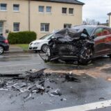 Ein Linienbus ist am Freitag (15.3.) in Castrop-Rauxel mit einem Pkw zusammengestoßen.