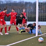 Endlich wieder Heimspiel für den TuS 05 Sinsen: Christian Kopse (r. im schwarzen Trikot) ist dabei, Lais Leidreiter (M. im Flug) muss angeschlagen passen.