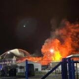Brennende Lagerhalle bei Dunkelheit.